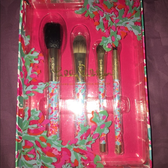 Lilly Pulitzer Other - *Lilly Pulitzer* make-up brushes 💕 NWT